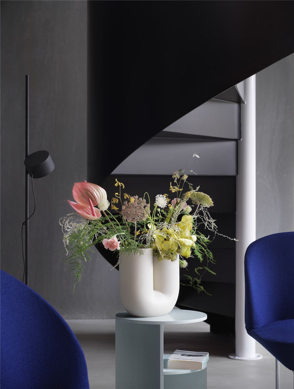 Goldkant Kink Vase Sand Halves Table Sage Green Post Floor Lamp Oslo Lounge Chair Vidar 772 Chrome Muuto Org